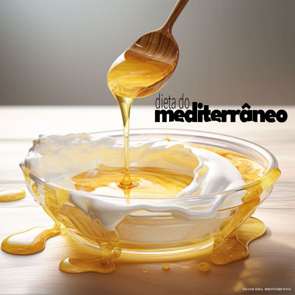 Um lanche da tarde saudável visualizando iogurte grego com um fiozinho de mel